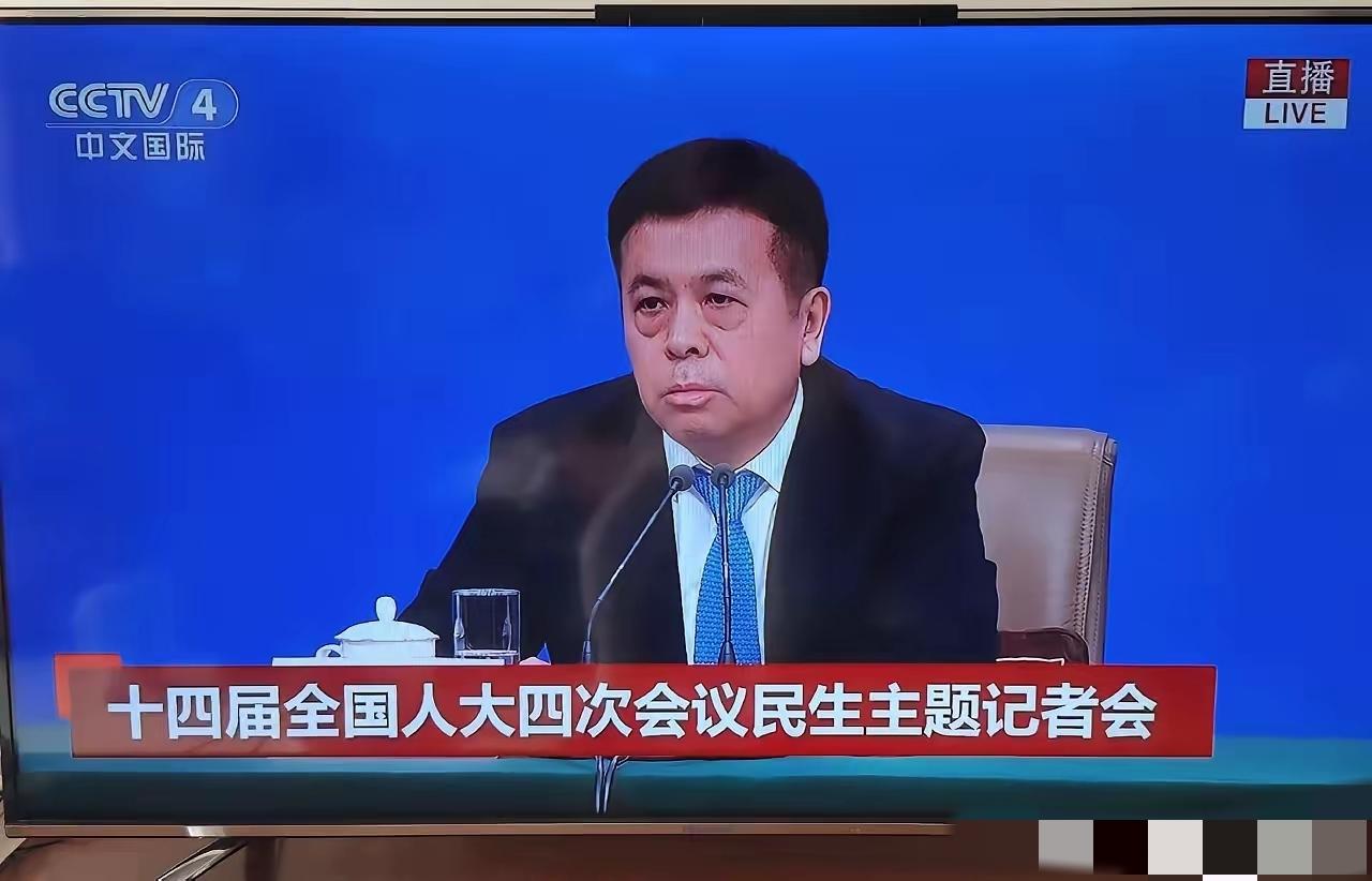 说实话，看到这种场面，真的越看越舒服，甚至有点不习惯了。
 
平时看多了照着稿子