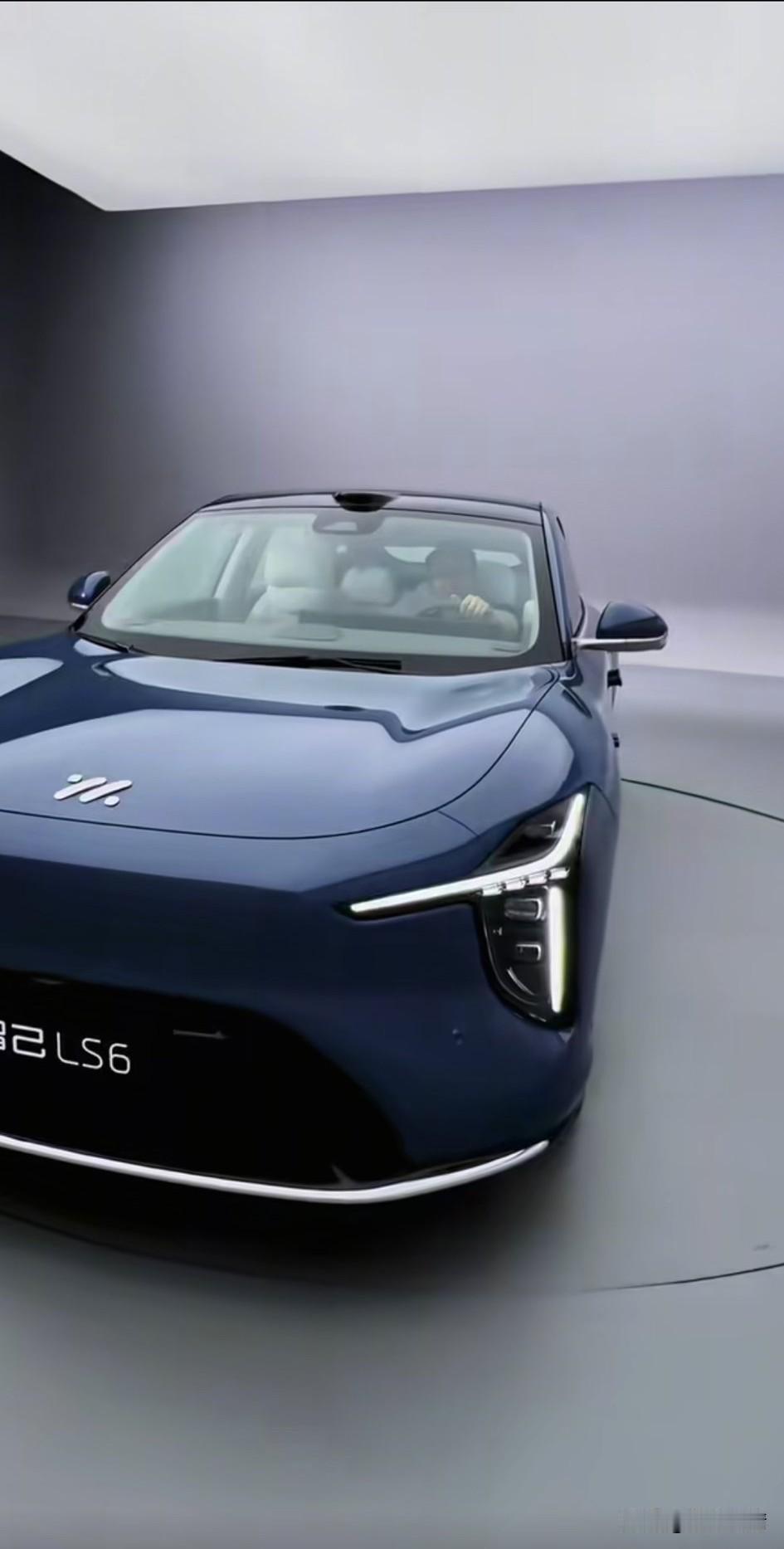 万万没想到新一版的智己LS6还有增程版，可以看到它帅气的车身，非常的时尚，前卫！