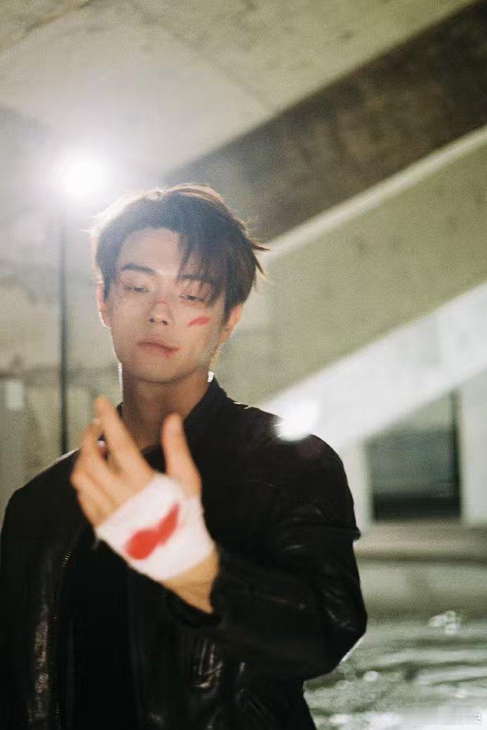 许凯骑摩托全靠脚搓许凯骑摩托全靠双脚发力太搞笑，全程脚撑刹车花式搓地，憨憨反差感