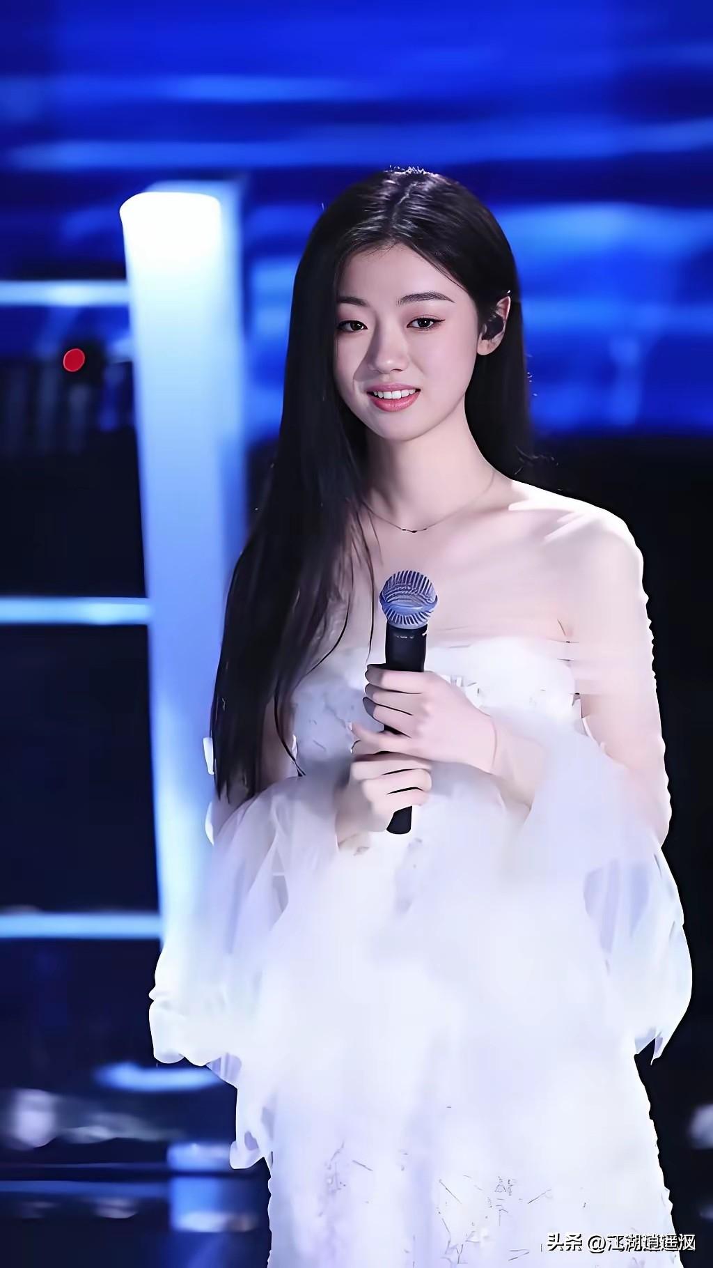 单依纯的变化，哪里是成长，分明是被娱乐圈彻底磨掉了初心。18岁的干净清澈，是多少