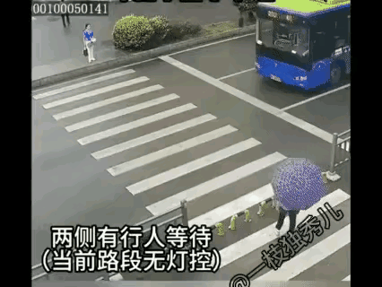 过马路忌讳奔跑，正确的做法是左右观察快速通过，但是绝对不是慌里慌张的跑。白车全责