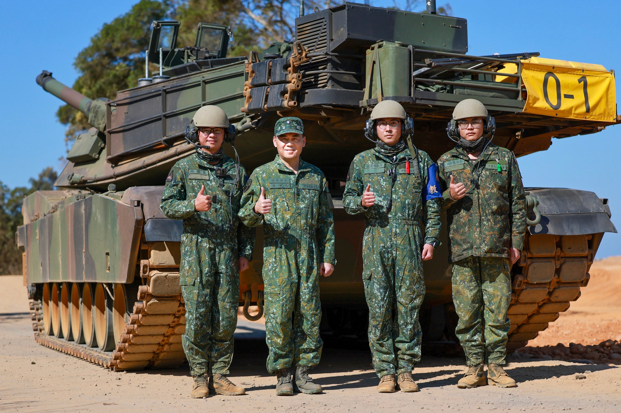 台伪军陆军上将吕坤修前往新竹坑子口训练场担任战车射手，参与M1A2T坦克实弹射击