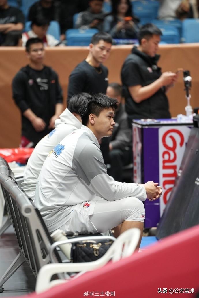 突发意外！北京时间4月1日晚，北京男篮在CBA常规赛第33轮客场挑战浙江男篮，比