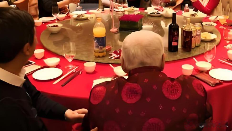 人情比纸薄！昨天我60大寿，在酒店摆了20桌，每一桌标配1588元，每一桌10道