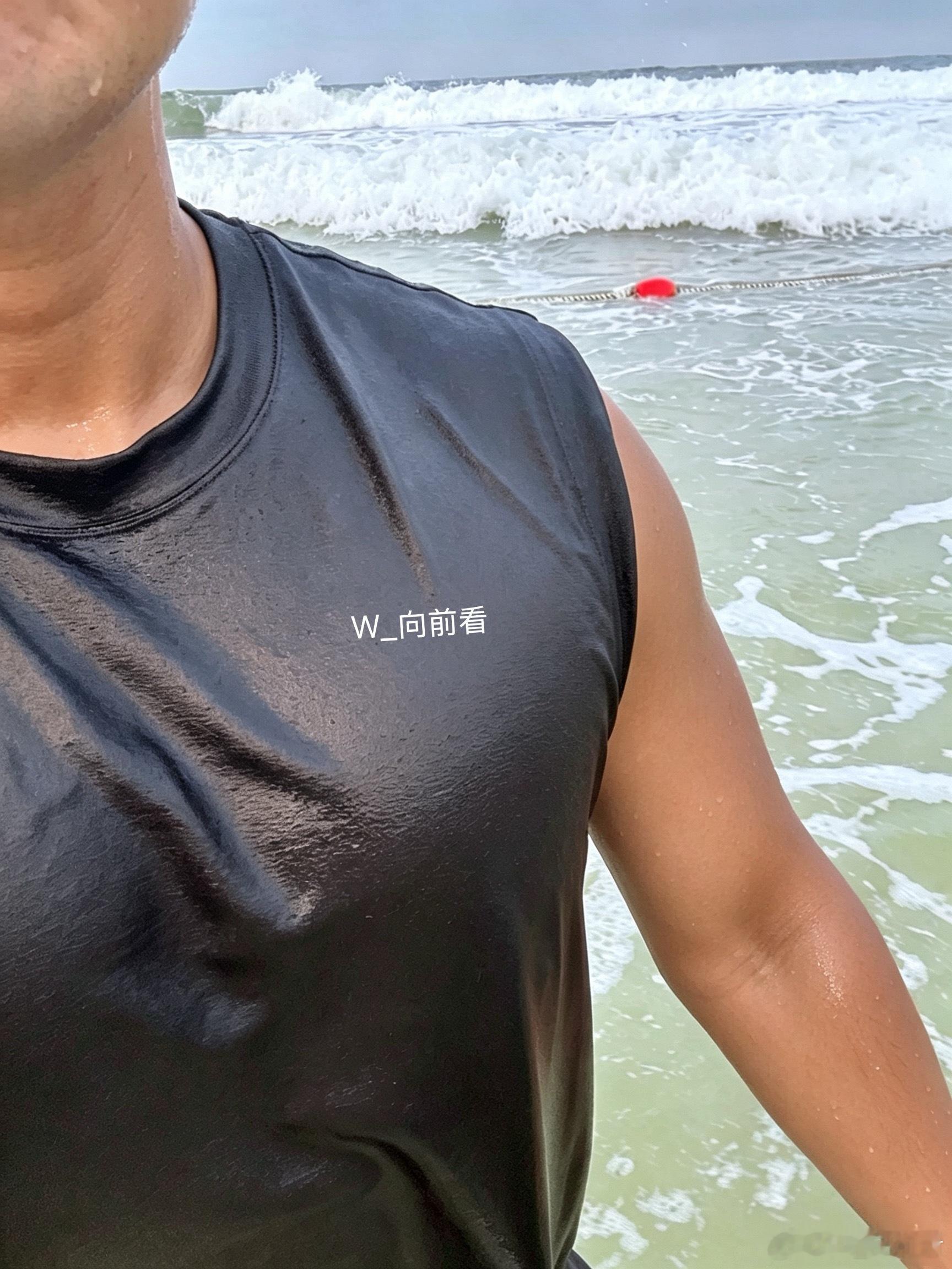 今天下午去冲浪了，浪是挺大的，不过水比较浅，没有泳圈，不是很好玩！不过来海边的必