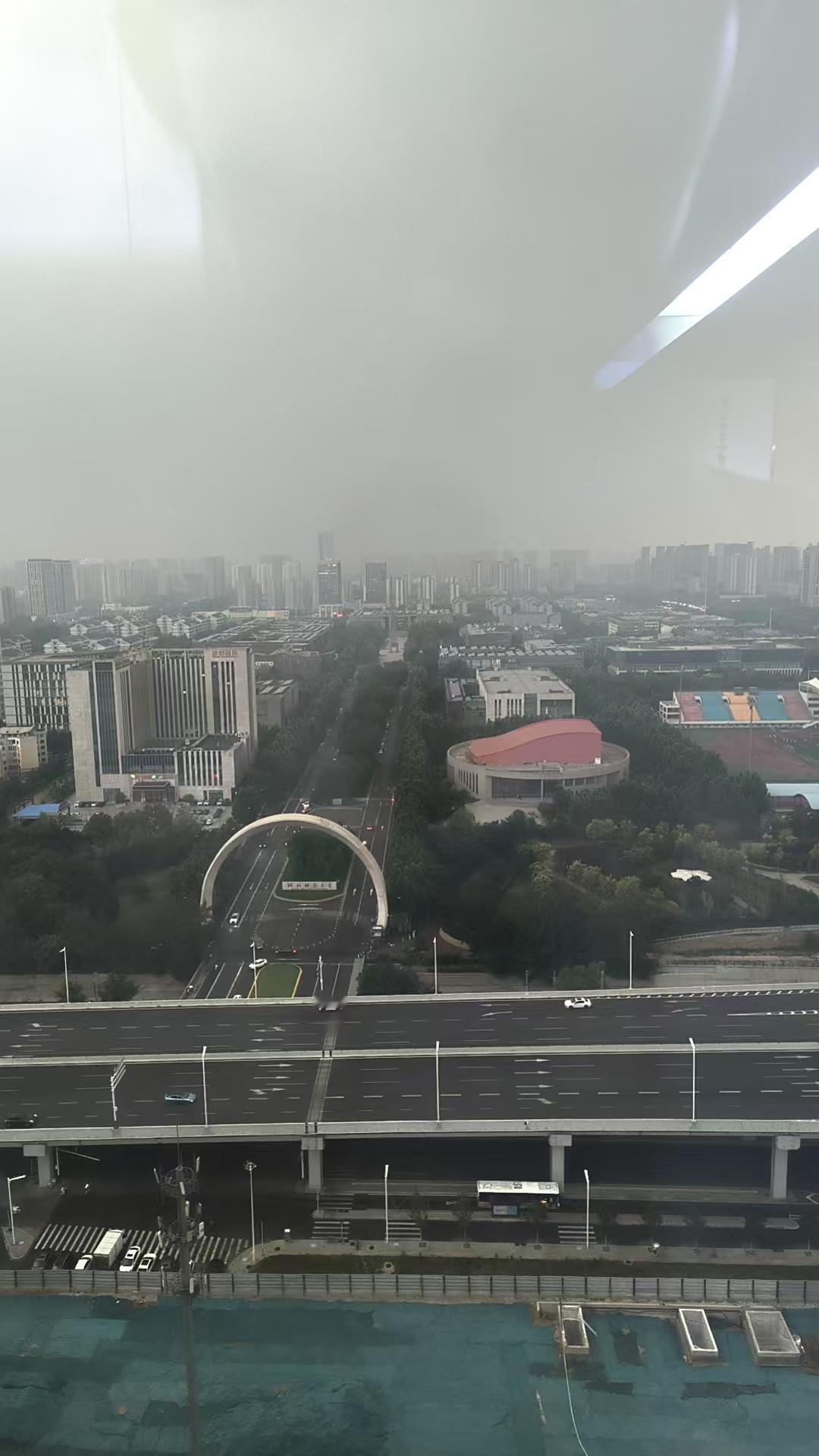 三预警齐发！ 今天下午石家庄迎来强对流天气。石家庄市气象台连续发布雷电黄色预警、