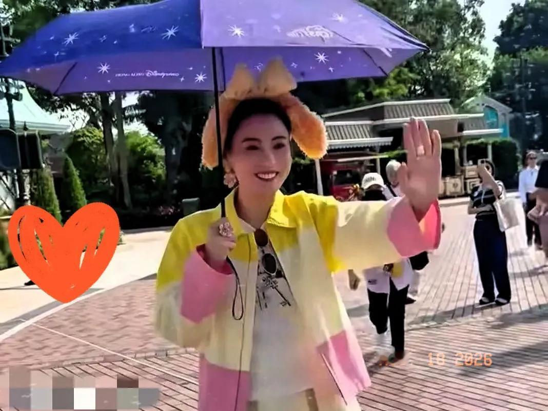 张柏芝这波操作，确实让不少人惊掉了下巴。

带粉丝去迪士尼玩，这在娱乐圈真不多见
