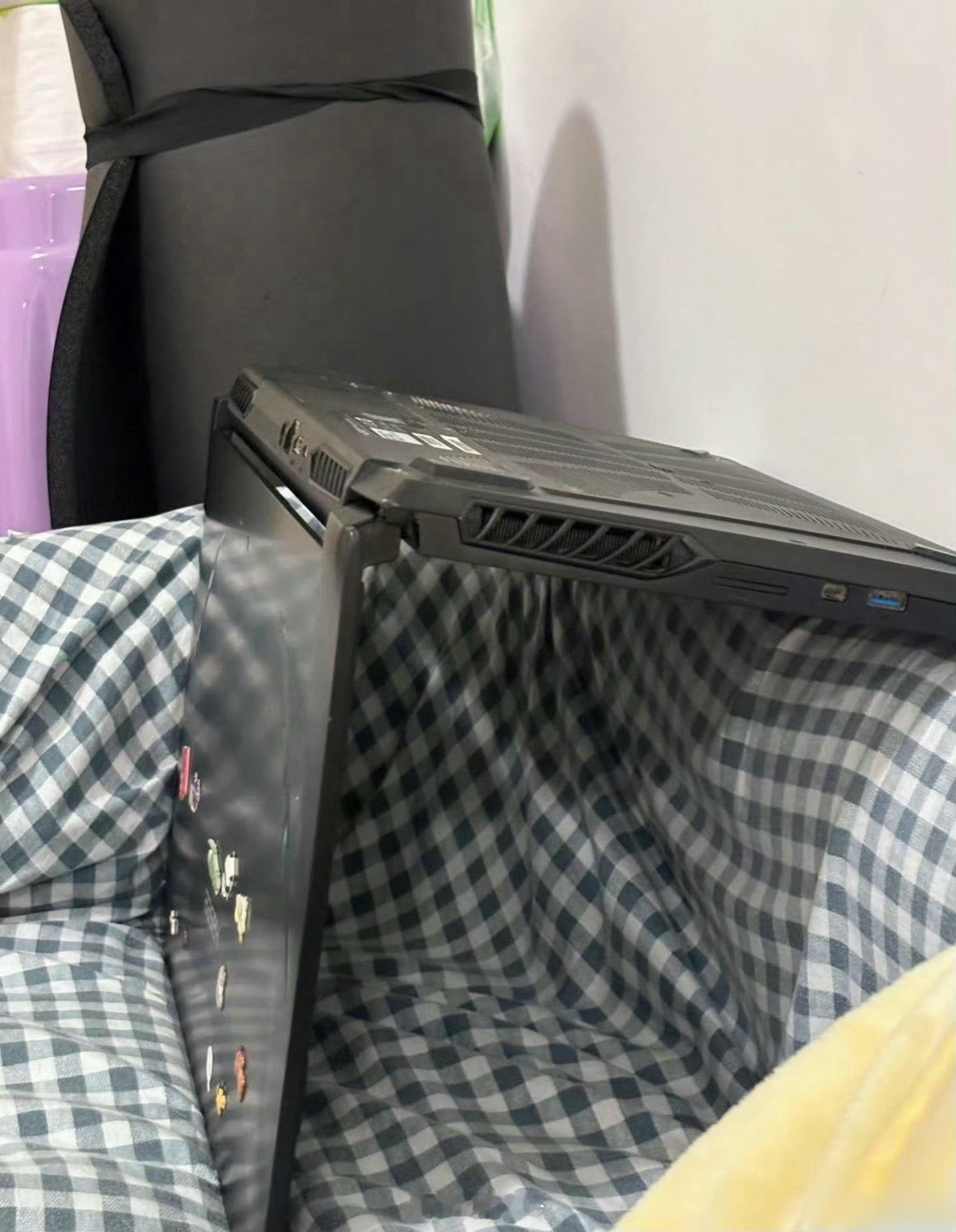 闲不住把男朋友电脑用刷子洗了 