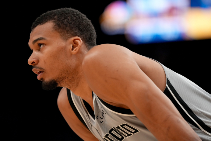 马刺伤病报告显示，文班亚马因脑震荡保护协议，G4出战成疑。文班在G2比赛中，摔倒