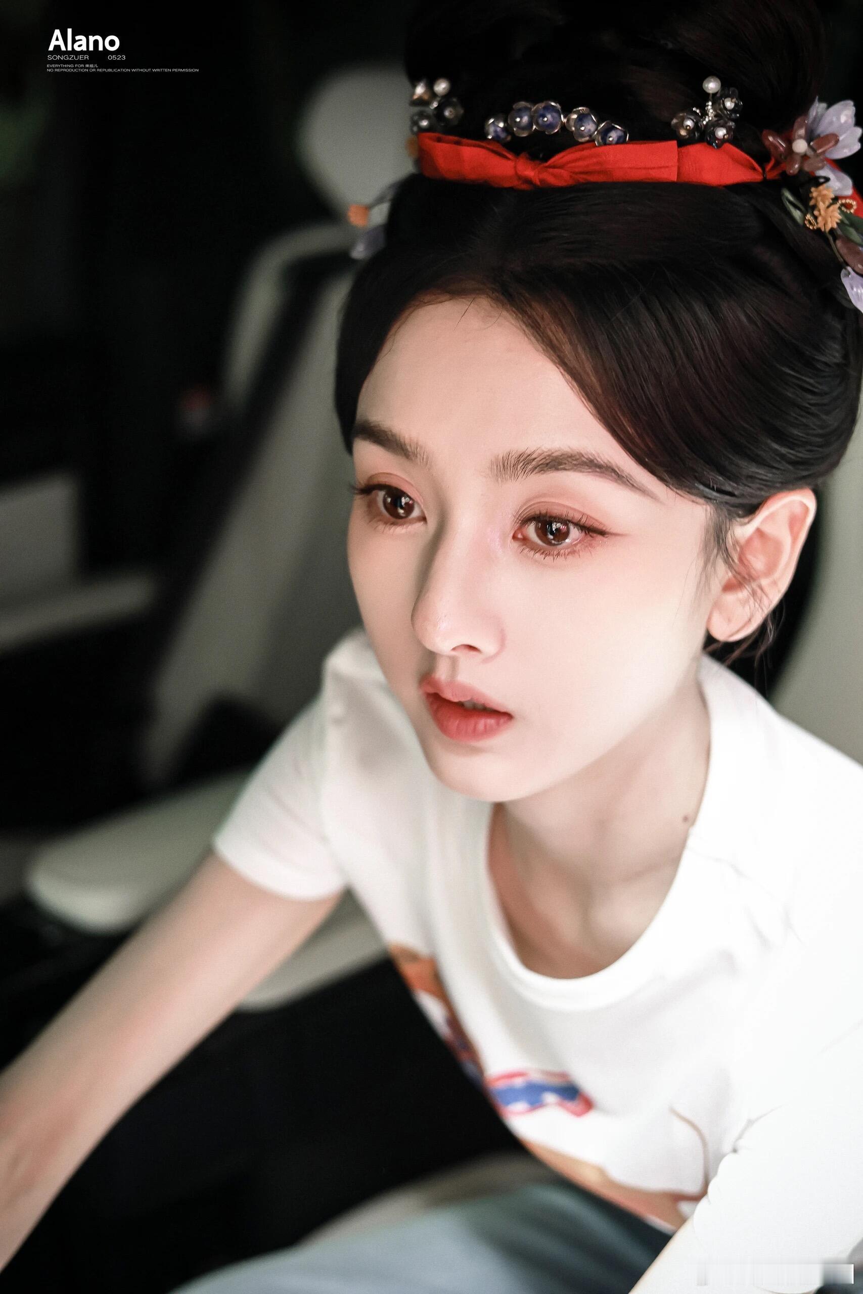 宋祖儿演我加班的样子笑死，宋祖儿皱眉头干活的样子不就是我每天上班的翻版嘛！生活不