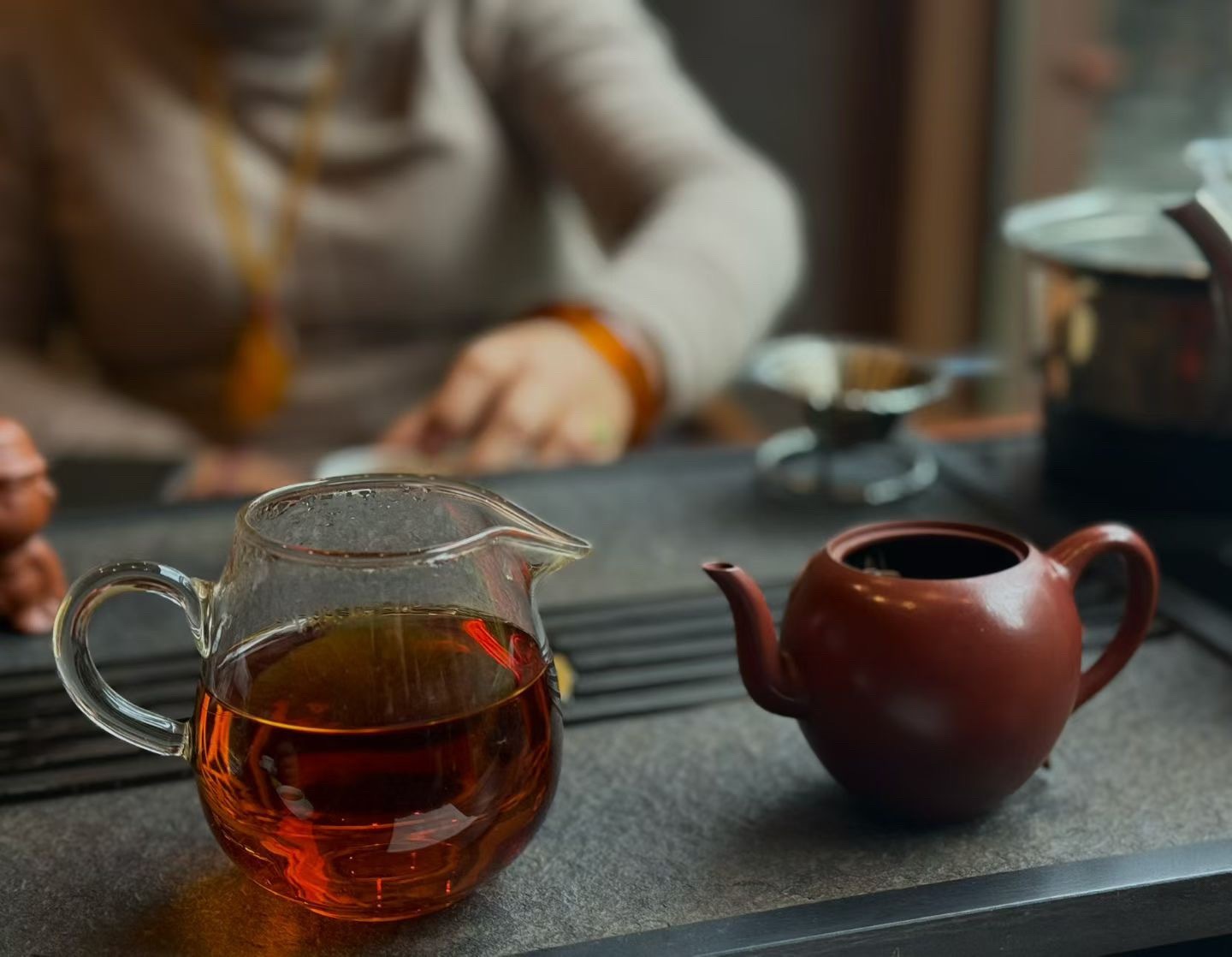品茶赏器交友  茶有沉浮，人有起落，都是正常的。 