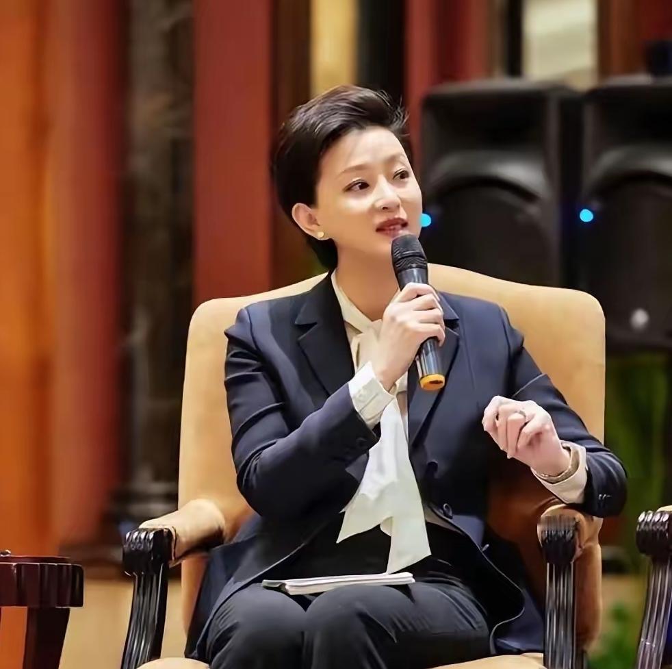 谁也没想到，杨澜的前夫张一兵才是真正有分寸感的男人。
当年二人和平分开之后，他主