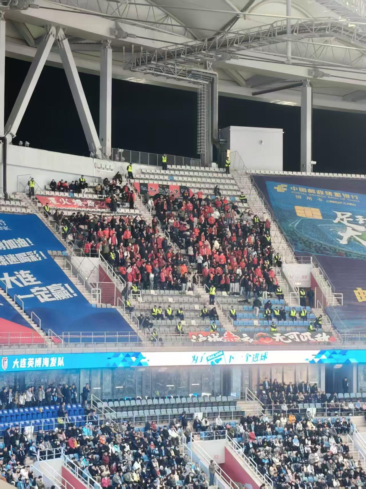 下面这个图片是上港今晚客场打大连的远征军，今年申花打大连比赛还没有到时间，我们看