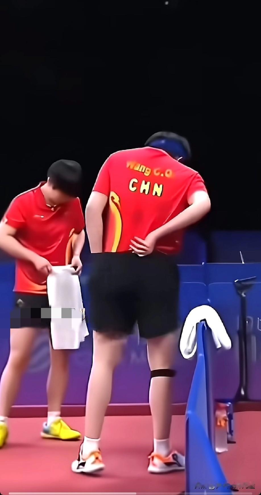 国乒全员都是喜剧人。
大头真的太可爱了，肚子笑疼了，整理衣服这么不避讳我们莎莎吗