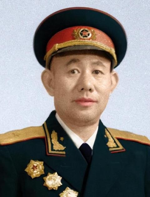 一群志愿军在撤退时，猛然发现眼前狭隘的山谷中，竟出现了成千上万个美军。

这不是