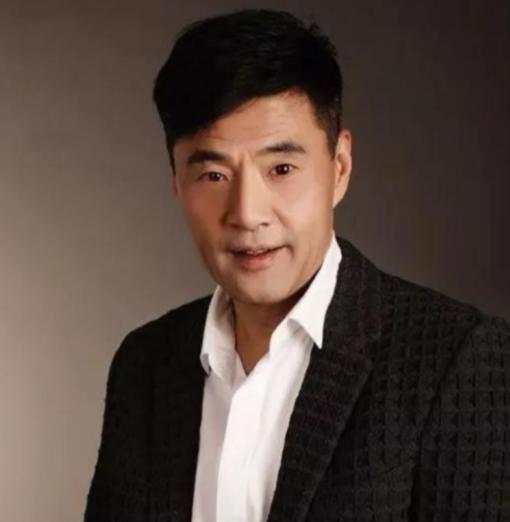 2003年，于荣光的父亲确诊为肝癌，医生告诉他：如果不化疗，最多活3个月。于荣光