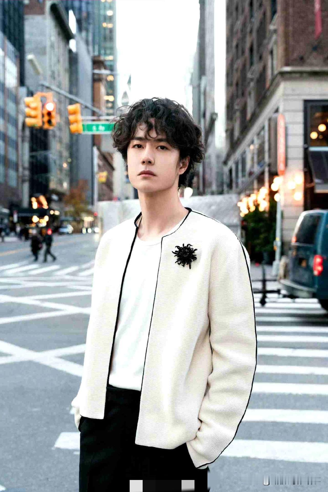 我的今日状态：😁轻松愉快
我这里的天气：🌤️多云

王炸登场！王一博身着香奈