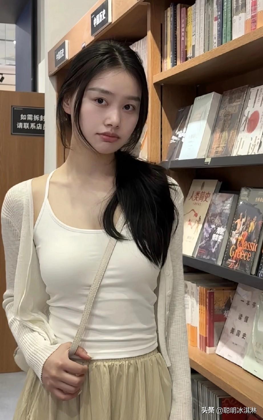 在书香中漫步，寻找心灵的宁静与美好。