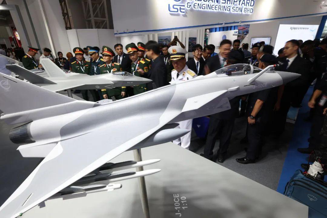 越军代表团在兰卡威海空展观看中国展台兰卡威海空展 ​​​