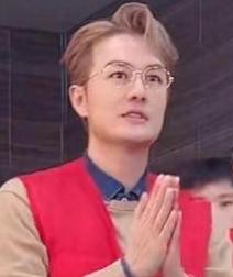 2026年3月10日，山东青岛残障人士张善领的面馆重新开业，歌手吴克群现身店内帮