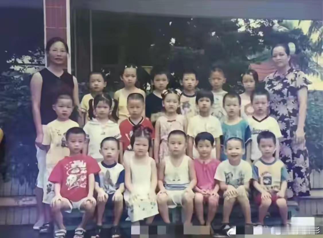 樊振东 小胖的幼儿园毕业证来了，快来一眼找出他 。 ​​​