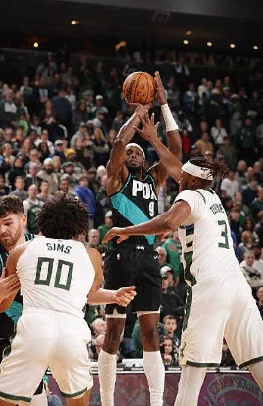 格兰特35分火力炸裂！开拓者送雄鹿5连败，杨瀚森末节登场2分钟遗憾零数据 家人们