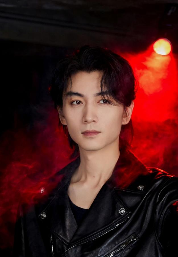 陈晓最近被安排了很多黑热搜
话里话外的意思就是陈妍希在这段感情中比他付出的多，婚