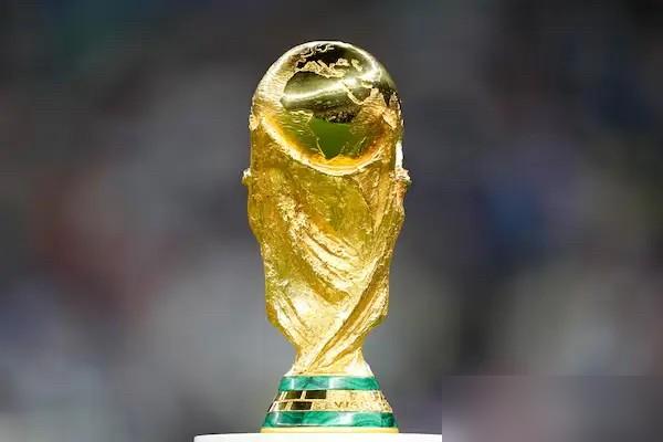 2026年世界杯，48支队。
听着是盛宴。
实际上是生意。

扩军到48队，12