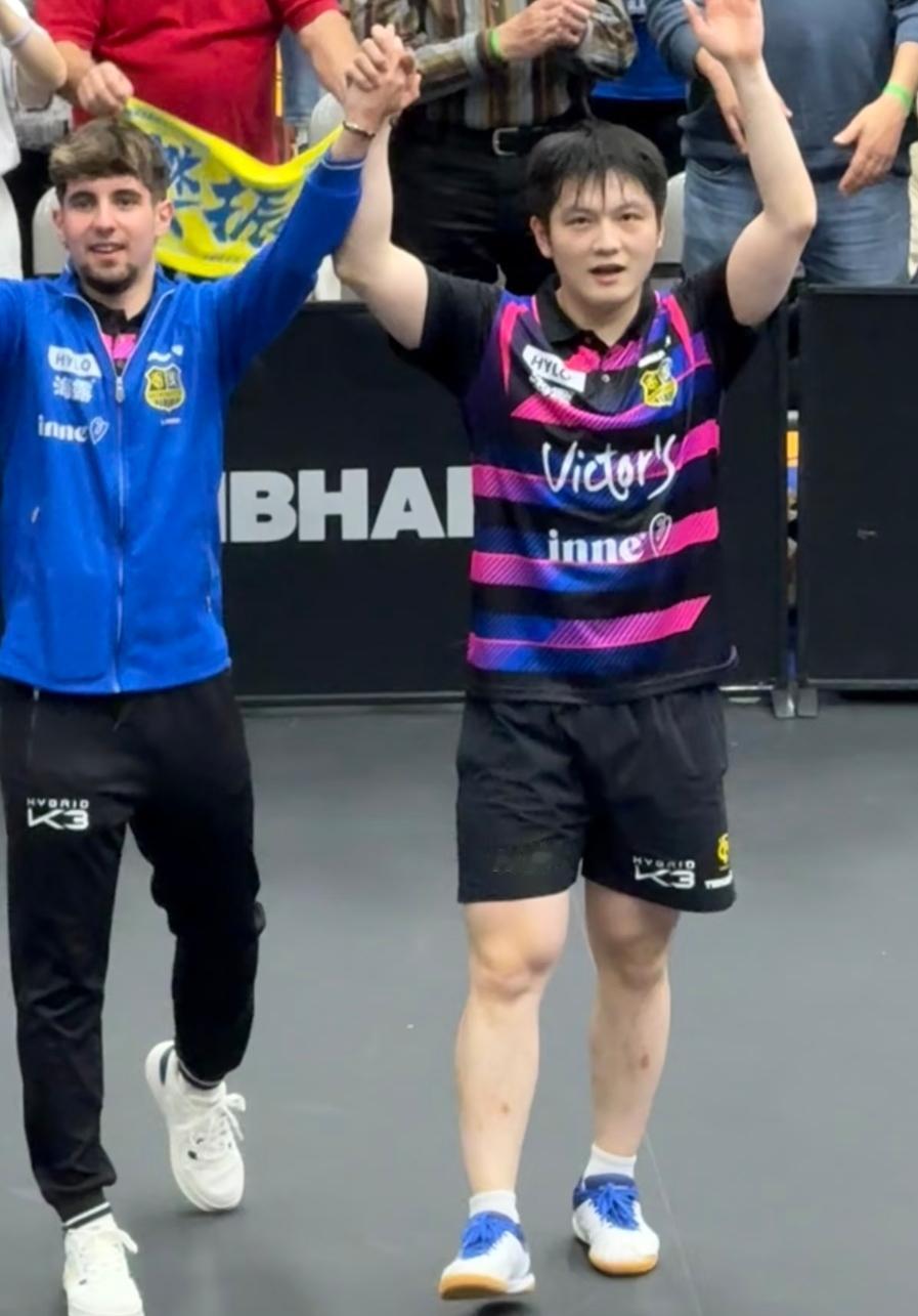 樊振东德甲之旅圆满收官，专属告别仪式温情满满，令人动容。赛场帷幕落下后，现场为他