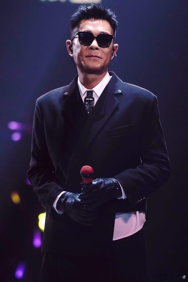 王嘉尔给古天乐设计演唱会造型😲这是什么神仙联动！王嘉尔亲手做演出服，古天乐红馆