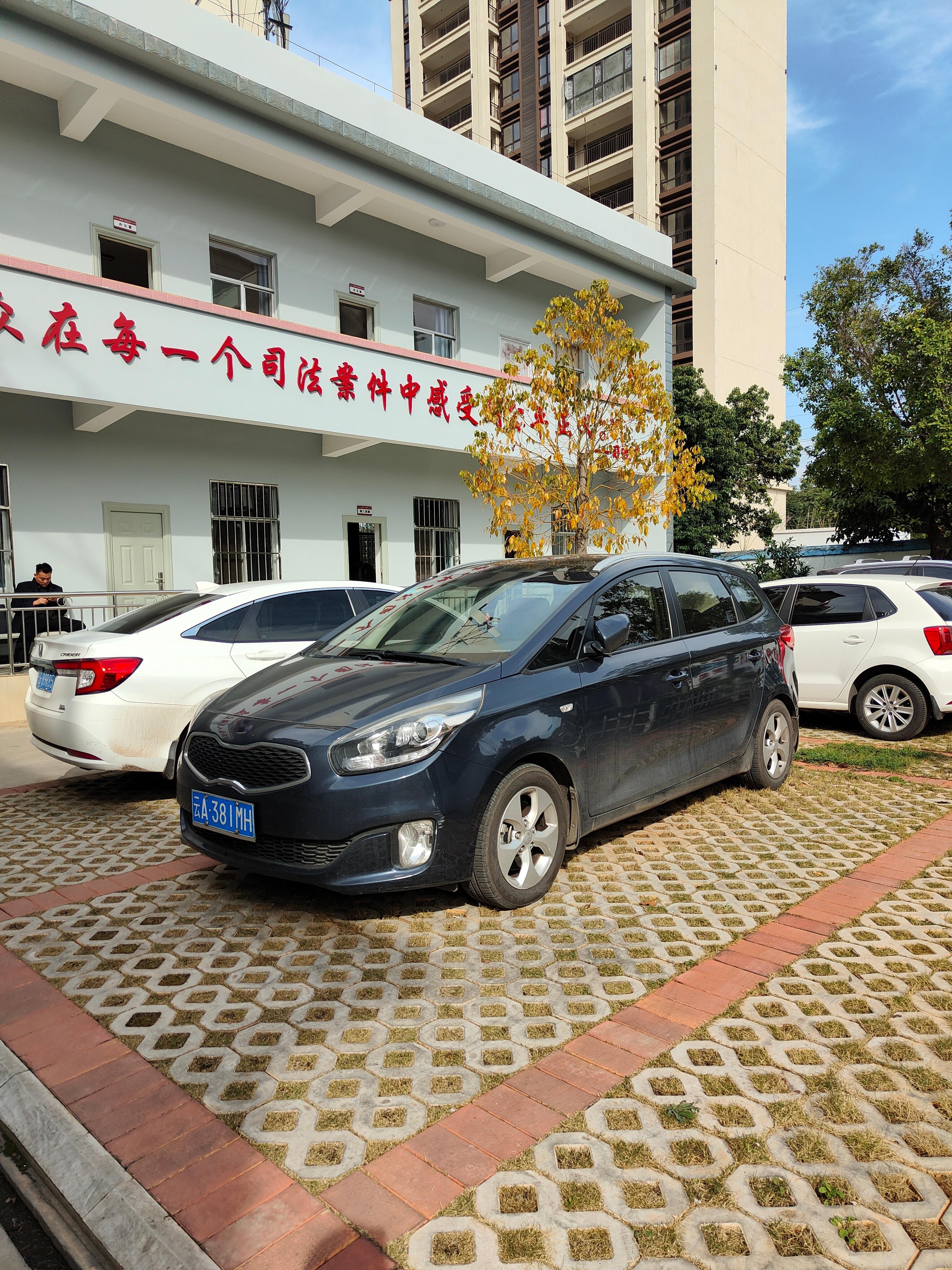 图6这个长安睿骋已经很久没看到了，车头侧面和6代凯美瑞是真的很难看出区别[赞][