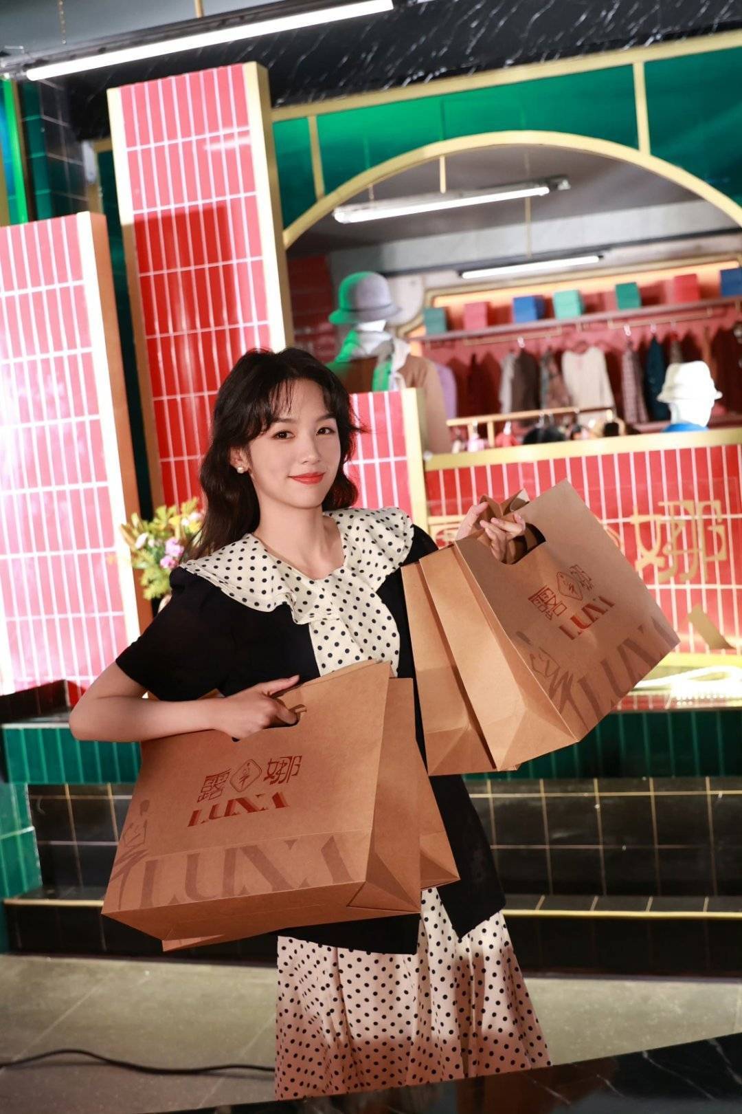 你好周也，我要夏晓兰同款～衣服我只穿露娜夏总能不能给我搭一套 