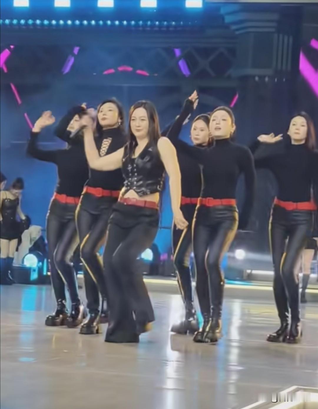 唐艺大舞台凭啥那么火？还能“长盛不衰”？她们的歌确实很好听、舞也很好看，但最关键