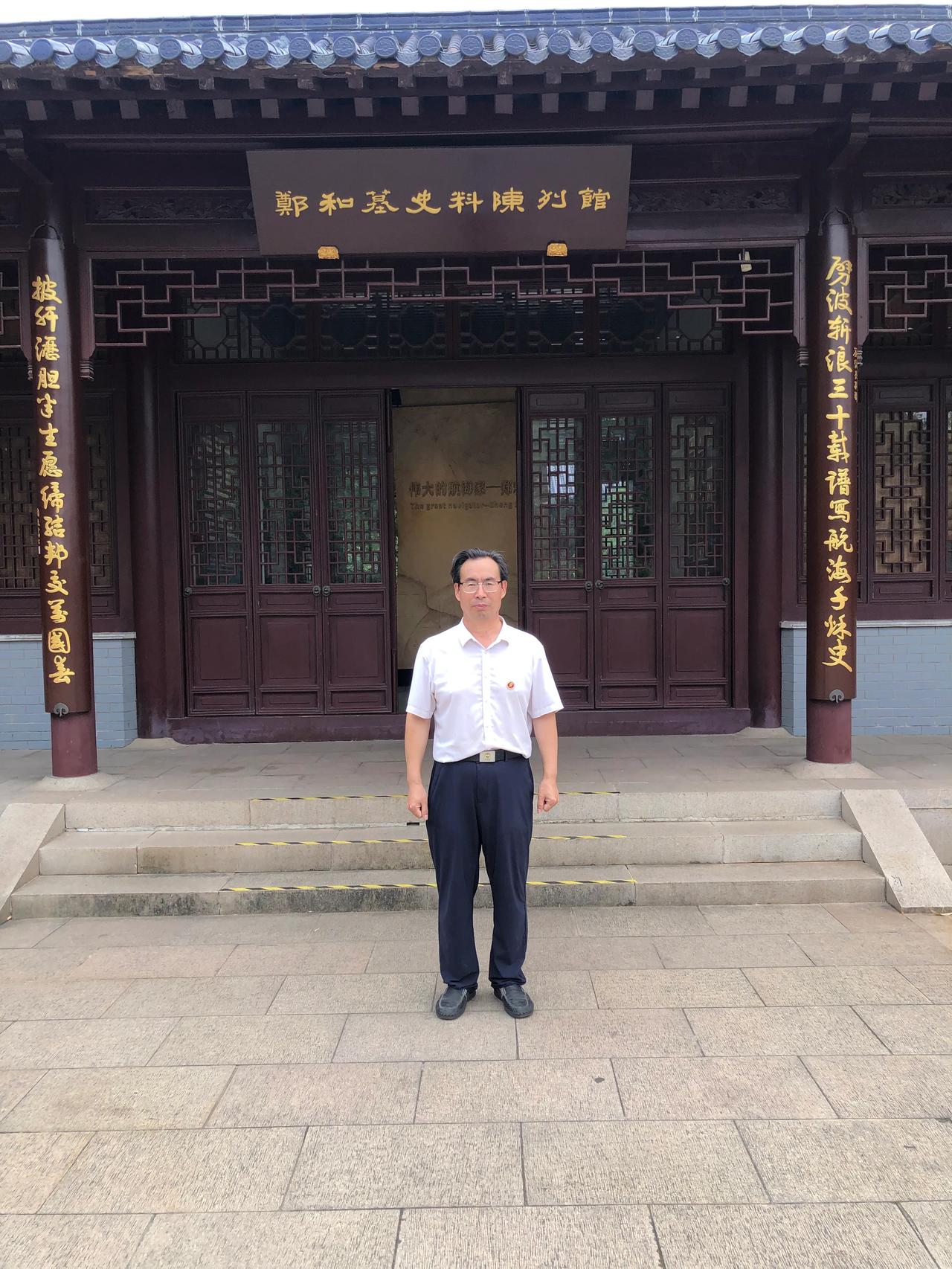 谒拜郑和墓
文｜孙玉良
汗青耸立两峰高，
汉家太史明三保。
七下西洋通异域，
廿