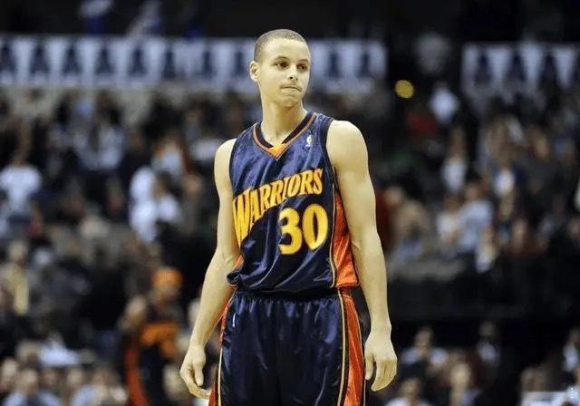 15 年前的今天，库里完成NBA生涯常规赛首秀，全场得到14分2板7助攻4抢断2