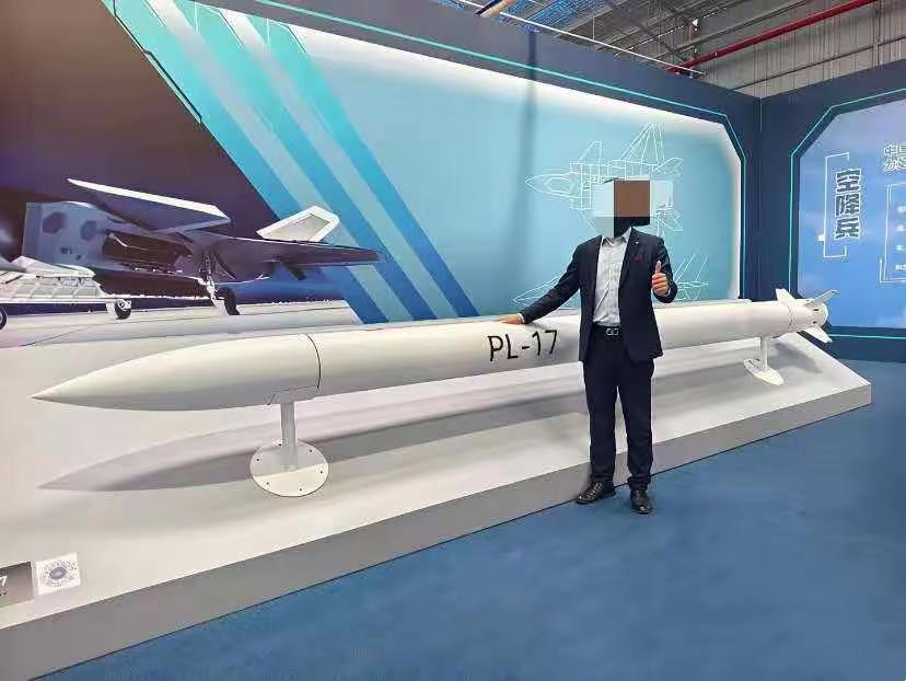 比如，会不会挂在歼16机翼下，出现在2026年珠海航展的停机坪和展台上。

其实