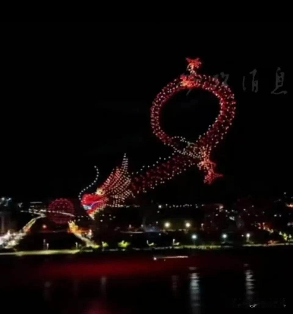 马斯克痛批F35。他在自家社交平台发文，放了中国无人机蜂群视频，称看看人家做的是