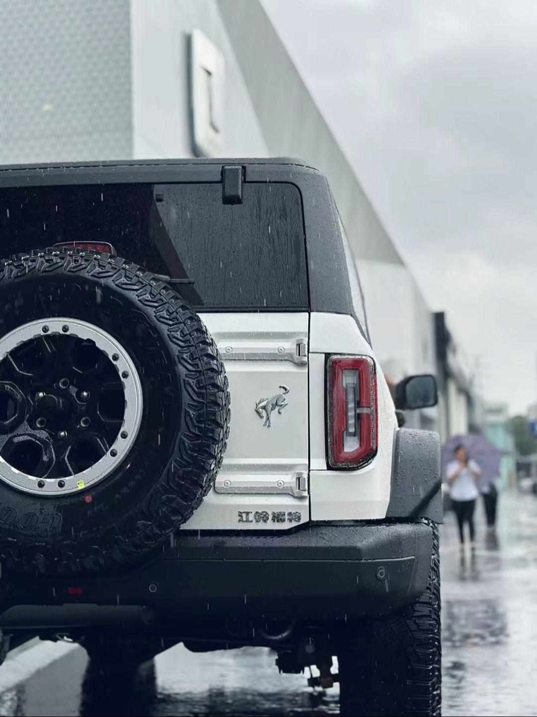 烈马荒地 👉🏻雪峰白雨天☔️路拍。有被爱到？等您查收！