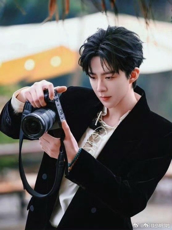 刘宇宁拍照要帅动作要快“拍照要帅动作要快”就是真理。摆好姿势绝不犹豫，快速定格瞬