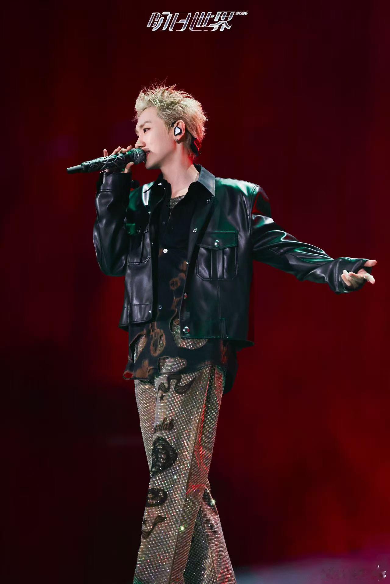 汪苏泷演唱会是初夏的正确打开方式 夏天的浪漫从来都离不开演唱会，汪苏泷现场氛围感