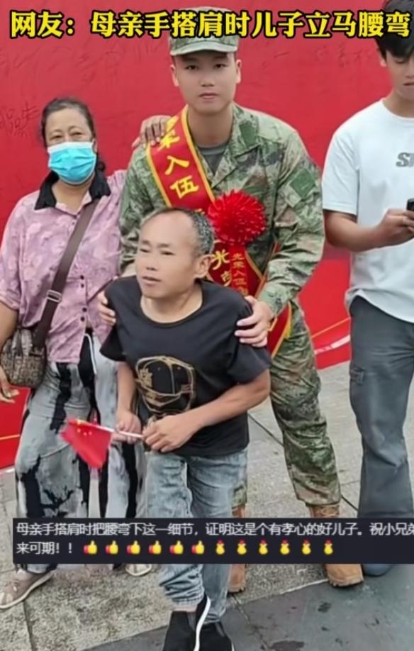 9月17日重庆新兵欢送现场，一对朴实的农村夫妇前来送儿子入伍。一眼就能看出是常年