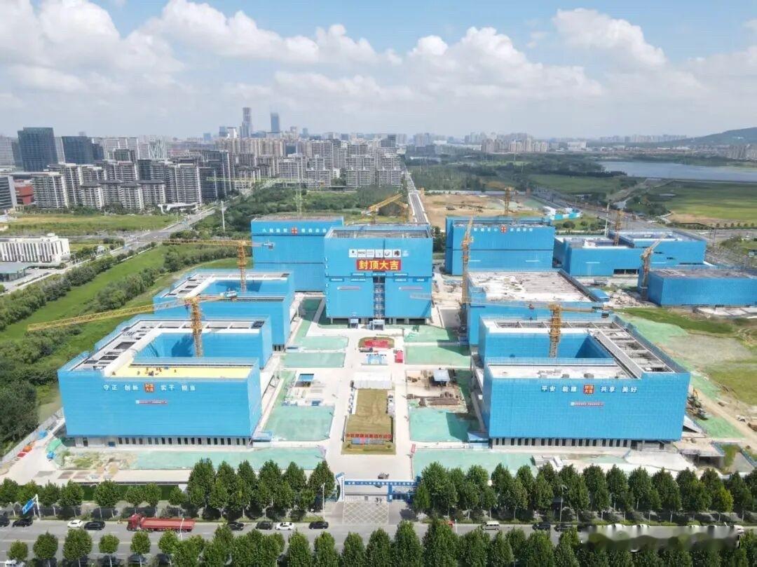 8月28日，合肥一六八中学北雁湖校区主体结构顺利全面封顶👏
项目较原定工期提前