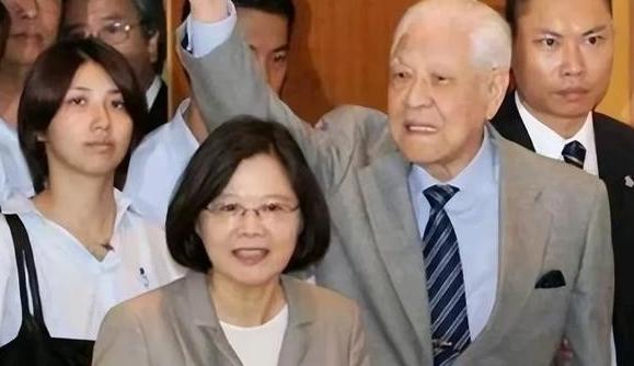 台湾一些台独分子，开始逃离台湾了，他们转移家产，私密买下黄金，想长期移民海外..