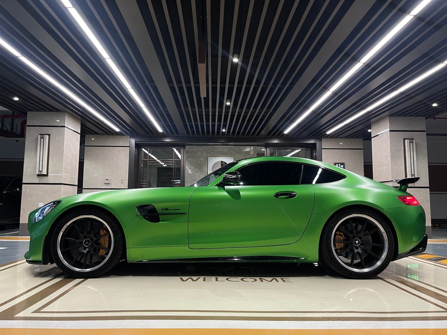 今天是小区最亮的车、我指的是颜色[嘻嘻]AMG GT R 哑光魔焰绿也是GT R