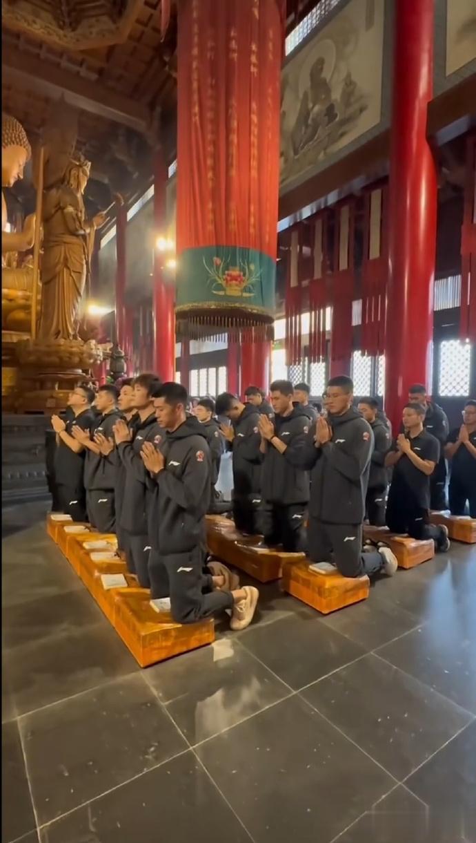 CBA球员很多都有赛前烧香拜佛的习惯。

又到新赛季开赛在即的时刻了，很多CBA