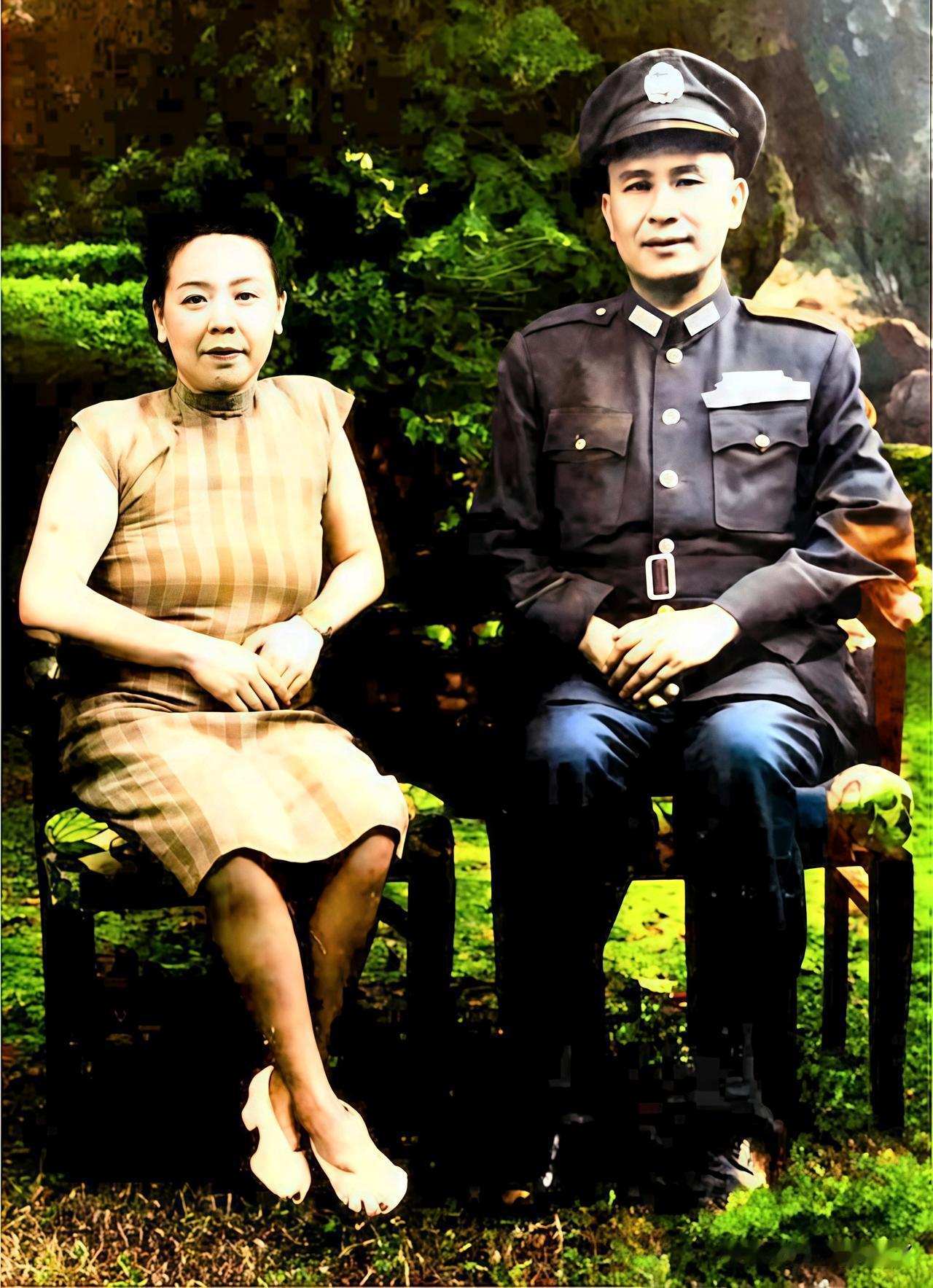 这是1946年白崇禧与他的夫人马佩璋在南京留下的一张老照片，都瞧瞧呗！这绝非演戏
