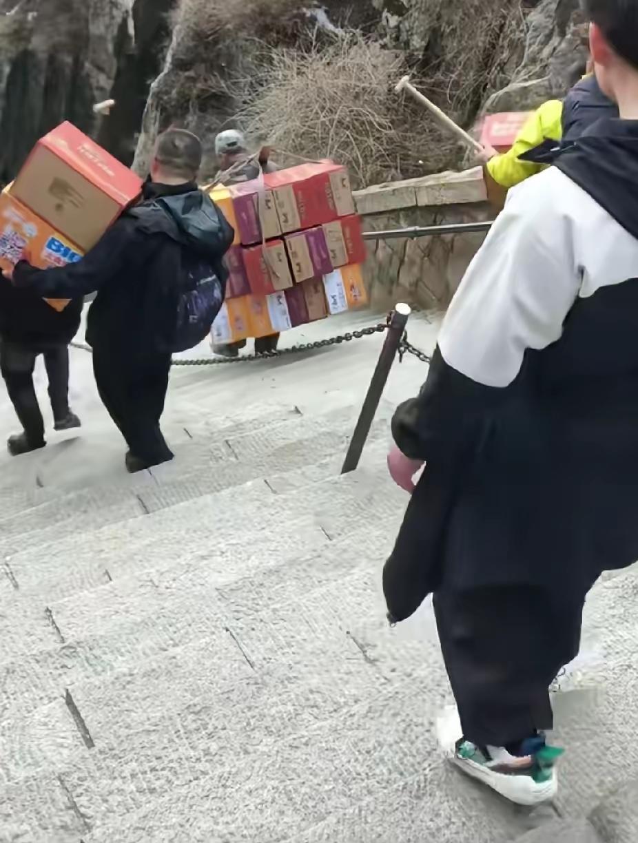 挑山工大爷挑着的货担，突然散架了，路边的游客，争相捡着滚落的方便面，可接下来的一