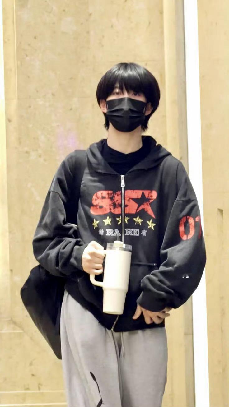 张函瑞打开衣柜全是黑色哈哈哈看见粉丝汇总的上下班look📸形势真的很严峻了~张