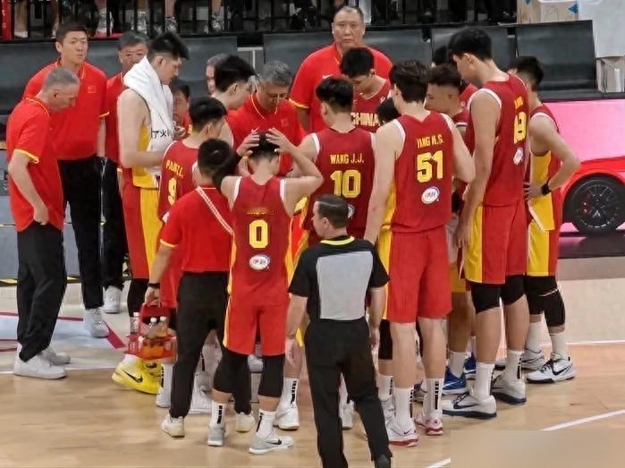 主场以19分输给日本队，在小组赛中已经陷入困境的情况下下一场比赛还能不能坚持下去
