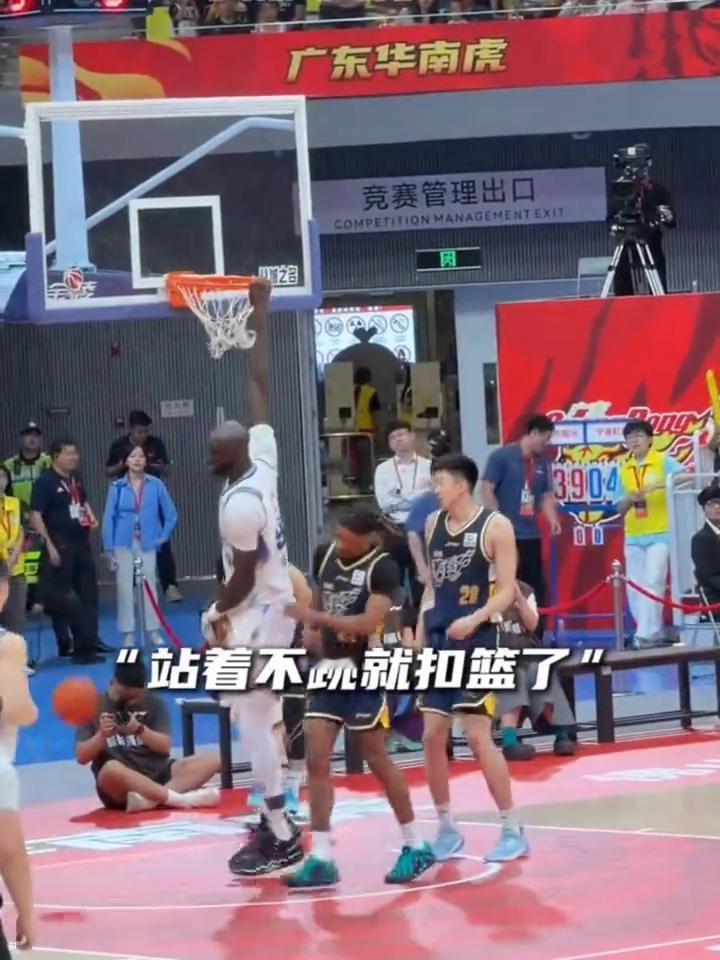 "身高230CM文班亚黑"，看她如何打爆广东内线。
站着不跳就扣篮了，换谁来也防